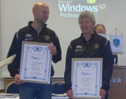 Ole Jacob Endestad og Trine Hovland fekk heidersteikn for lang og tru teneste i Eikefjord Fotball.